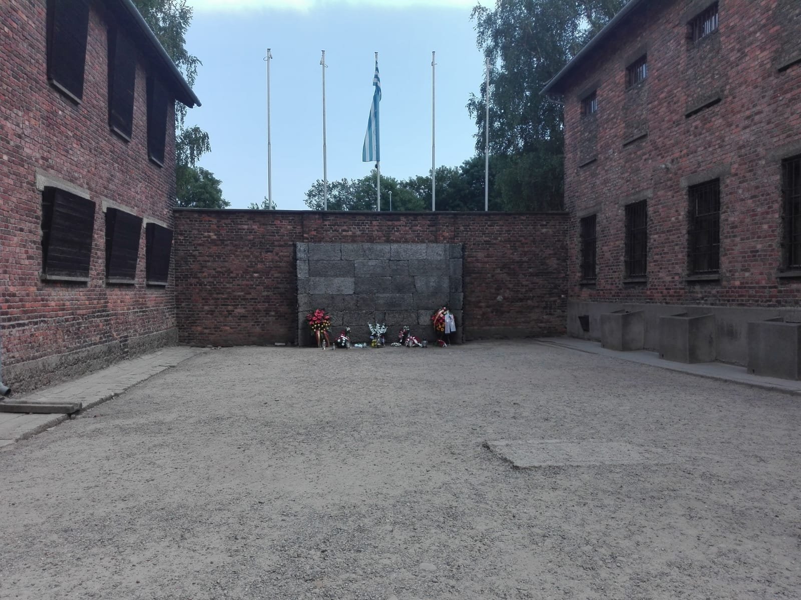 Kurşuna Dizme Duvarı - Güller Bırakılmış